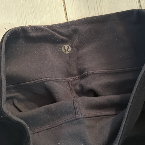 Lululemon reverse capris, black on one side gray on the other size 8 - Picture 2 of 4